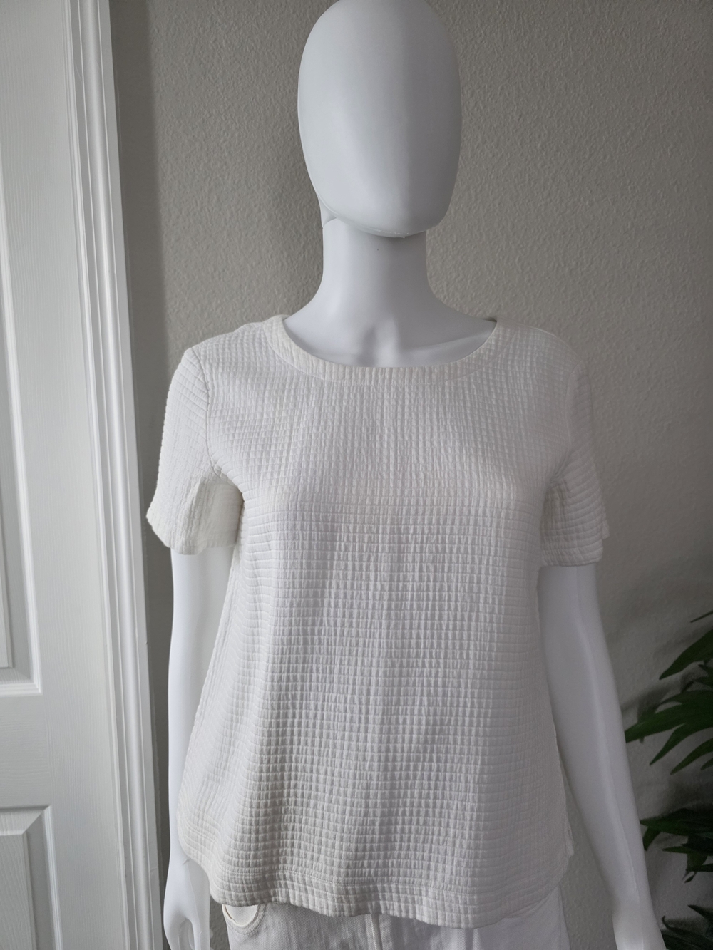 Eileen Fisher Quilted White Short-Sleeve, Straight Hem Top - Size XS